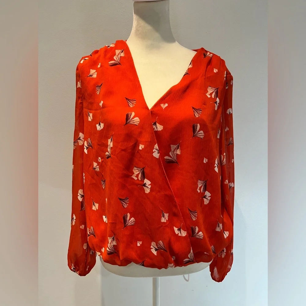 BANANA REPUBLIC shirt size Small red floral‎ wrap longsleeve